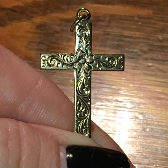 Beautiful vintage Cross Etched/Engraved Pendant 🌺 - Picture 3 of 13